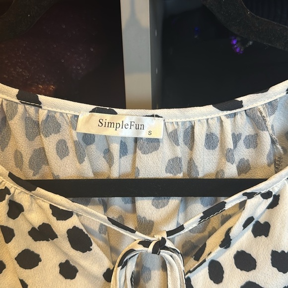 Simple Fun white/black dotted short sleeve front tie top size S - Picture 2 of 3